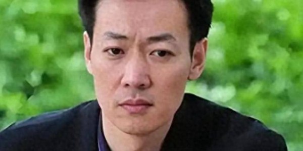 蜘蛛直播官方入口-朱媛媛去世不到一年，52岁辛柏青现身春晚彩排，恶心的一幕出现了