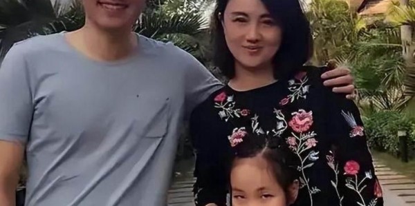 蜘蛛直播官方入口-朱媛媛去世不到一年，52岁辛柏青现身春晚彩排，恶心的一幕出现了